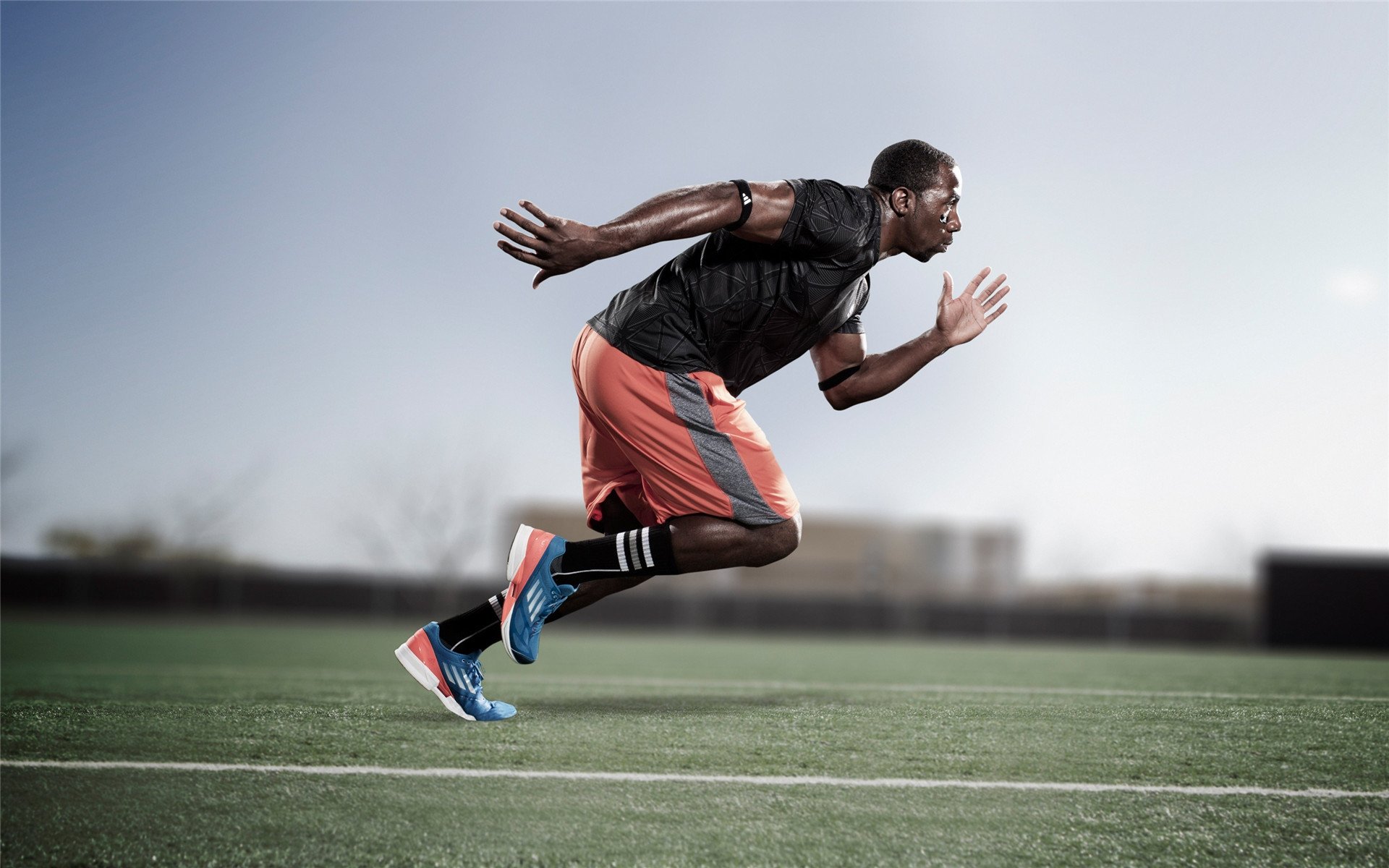 ac米兰官网-“球场花絮：明星私下趣味趣事大公开”，明星踢球