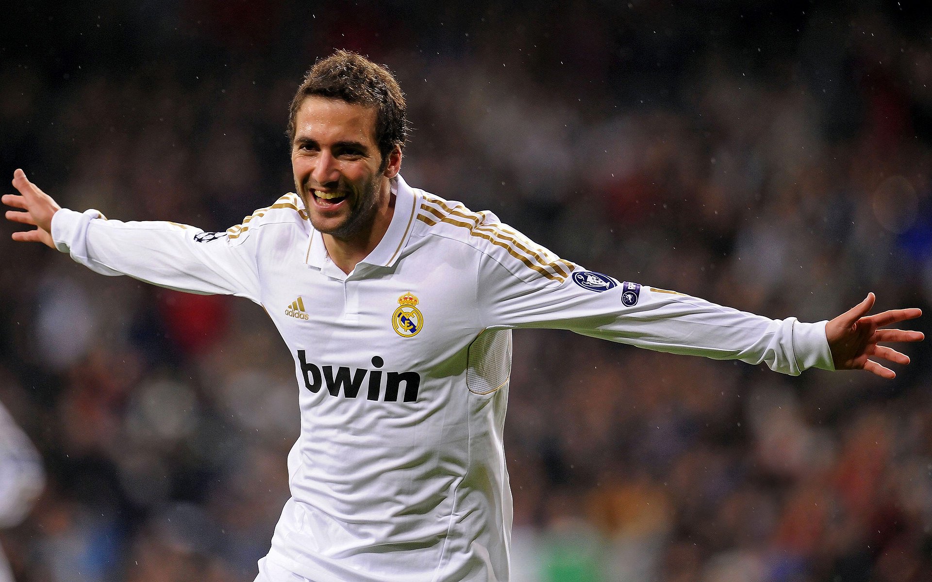 米兰app体育下载-西甲联赛:马德里双雄鏖战,积分拉锯战进入最后冲刺,西甲马德里德比直播